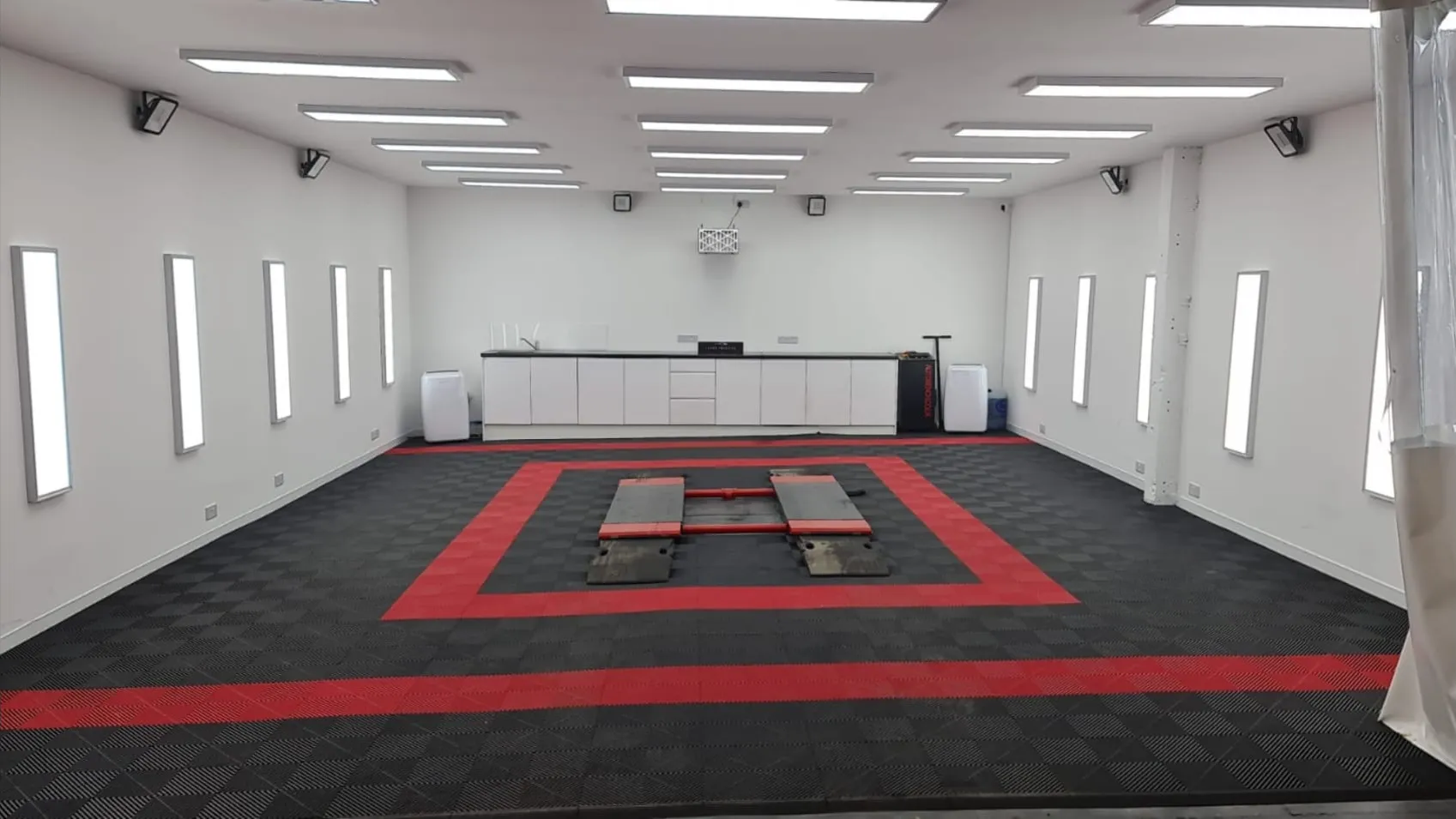 Frost and Finishes new unit in their secure facility, located in Surrey, specifically designed around dry ice blast cleaning